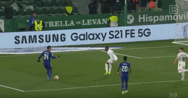 乔·迪马乔（Joe DiMaggio）达成连续 56 场安打神迹，至今仍被视为最难打破的纪录之首